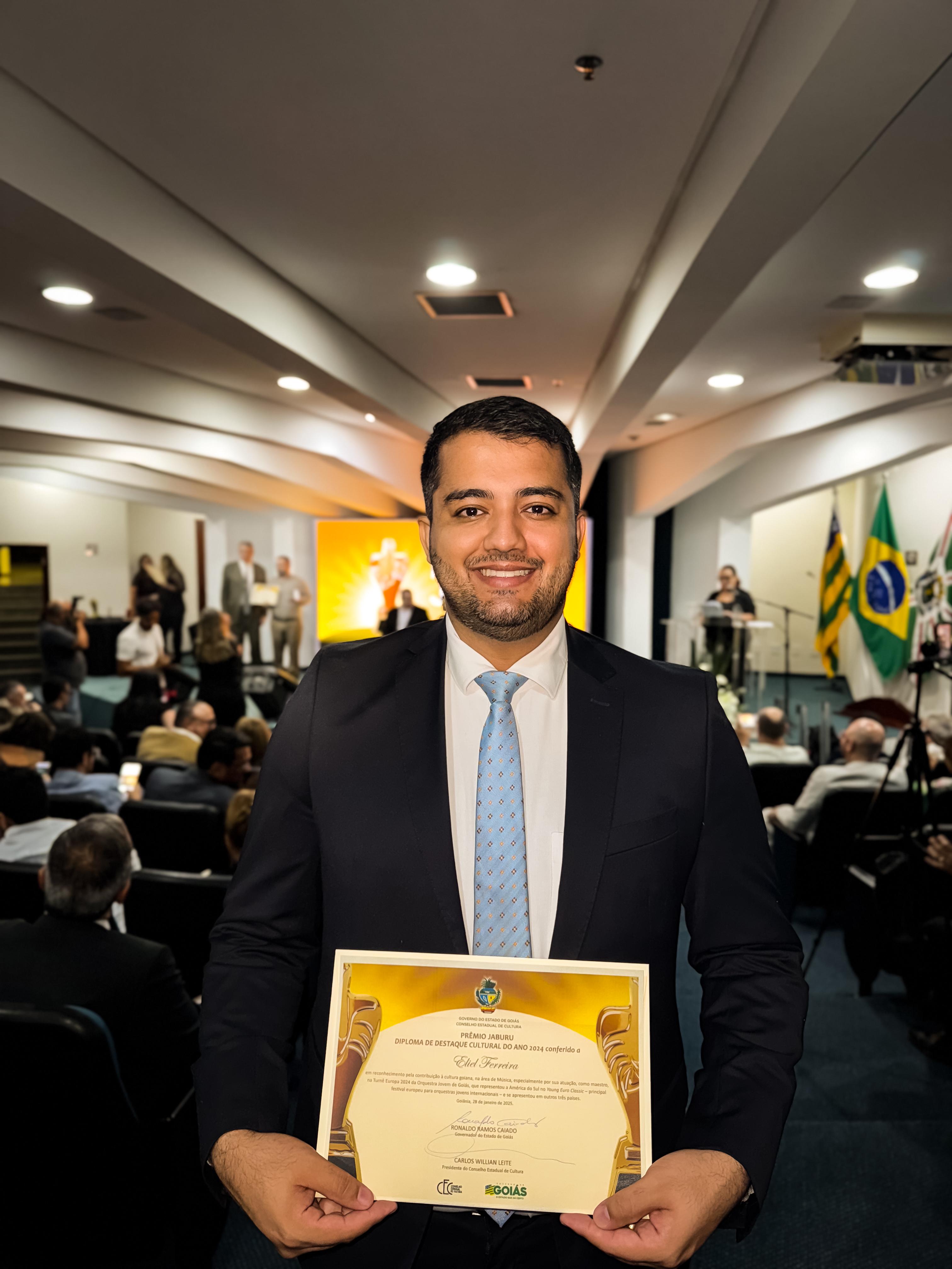 Maestro da Orquestra Sinfônica Jovem de Goiás recebe o Troféu Jaburu 