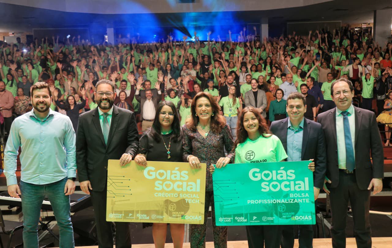 Estudantes das Escolas do Futuro de Goiás são beneficiados com cartões dos programas Bolsa Profissionalizante e Crédito Social Tech 