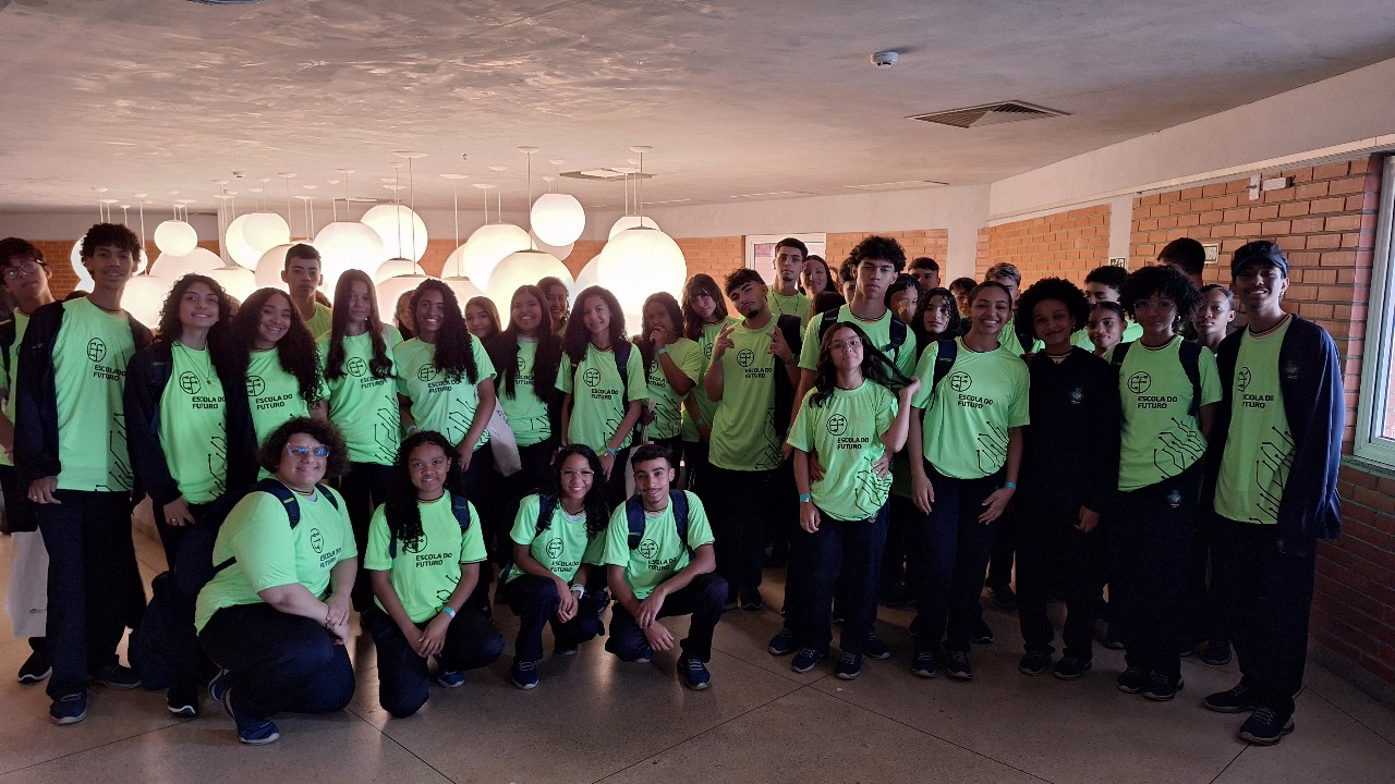 Estudantes das Escolas do Futuro de Goiás são beneficiados com cartões dos programas Bolsa Profissionalizante e Crédito Social Tech 