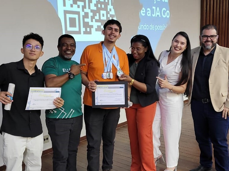 Alunos da EFG Luiz Rassi conquistam cinco medalhas com miniempresa ‘Uai Essências’ 