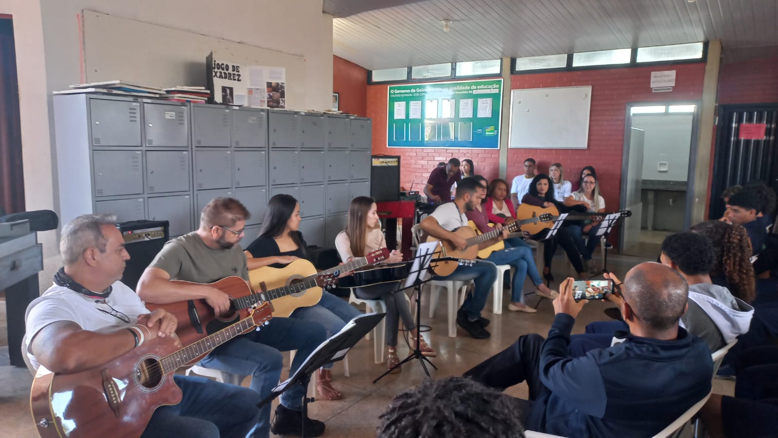 Turma de Violão da EFG Luiz Rassi se apresenta em colégio estadual
