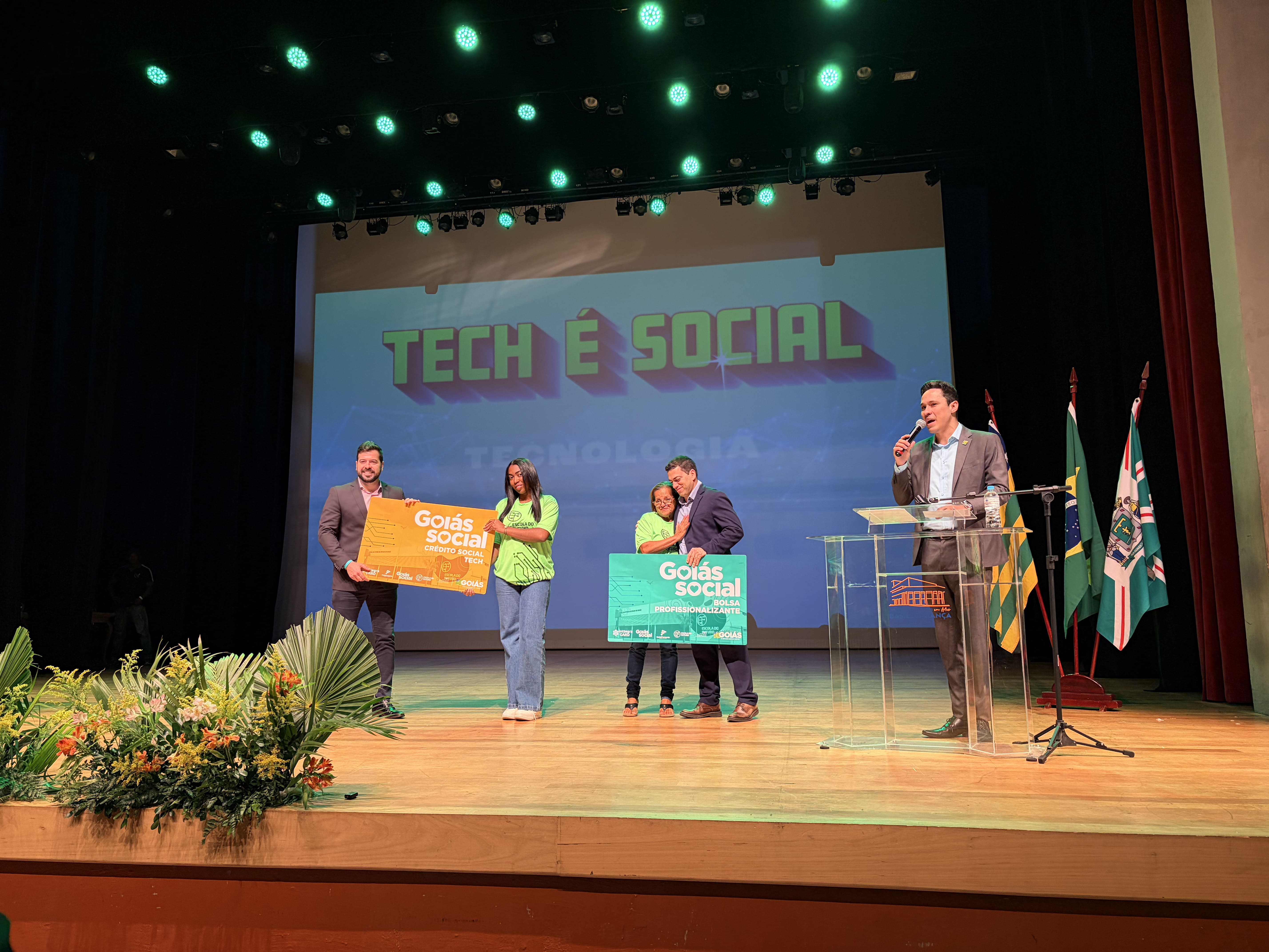 500 estudantes das Escolas do Futuro de Goiás são beneficiados com a Bolsa Profissionalizante e o Crédito Social Tech 