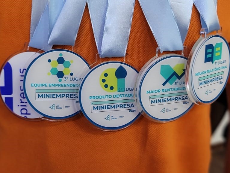 Alunos da EFG Luiz Rassi conquistam cinco medalhas com miniempresa ‘Uai Essências’ 